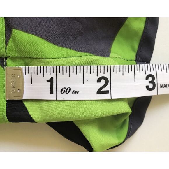 Nike Woman’s Athletic Running Shorts Green Black Workout Stretch L27 Size Medium - Picture 6 of 6
